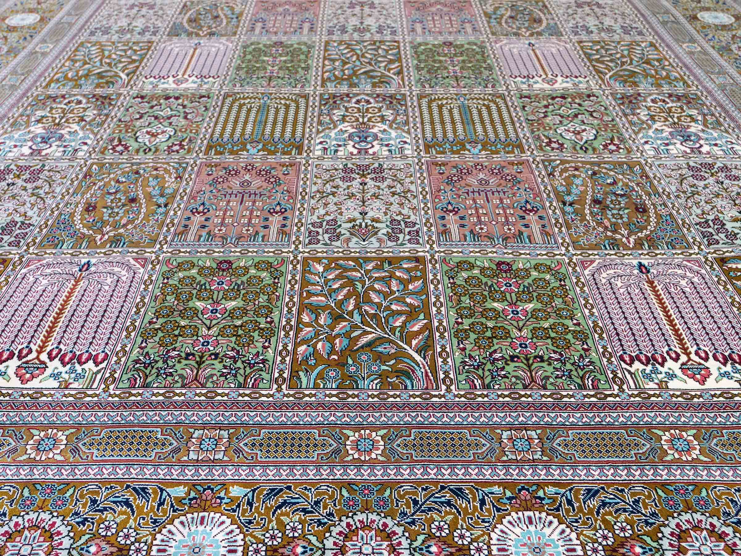 Sehr feiner, handgeknüpfter Khademi Orientteppich mit Ghom Design aus reiner Seide, braun, oliv, multicolor. 287x185 cm. Vertrieb durch Jupiter Intl.