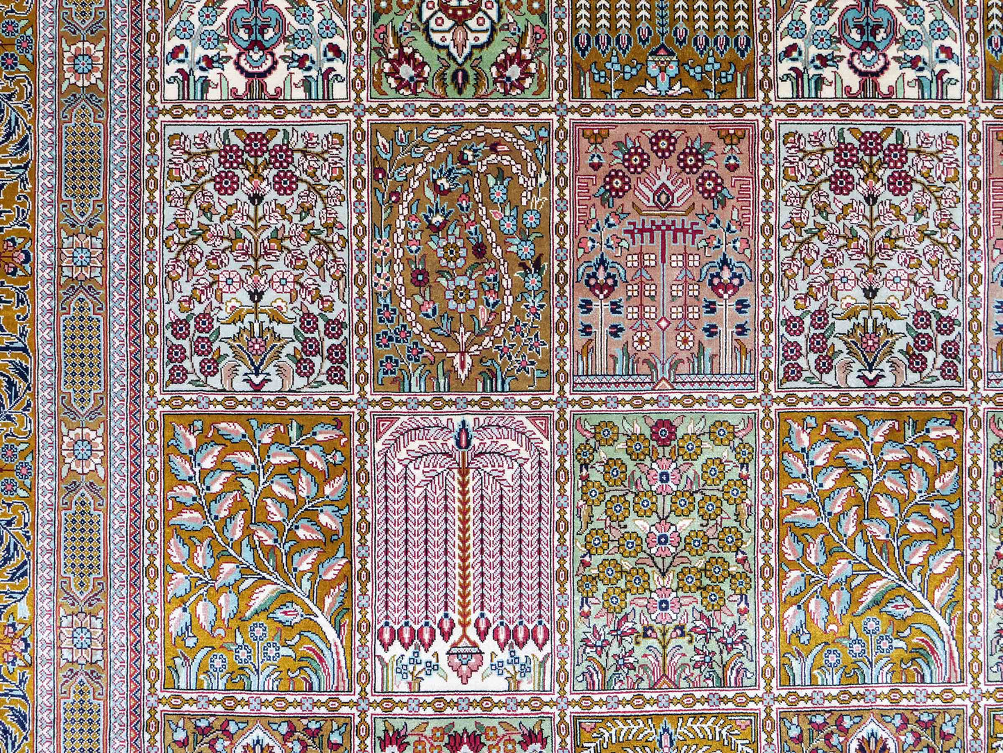 Sehr feiner, handgeknüpfter Khademi Orientteppich mit Ghom Design aus reiner Seide, braun, oliv, multicolor. 287x185 cm. Vertrieb durch Jupiter Intl.
