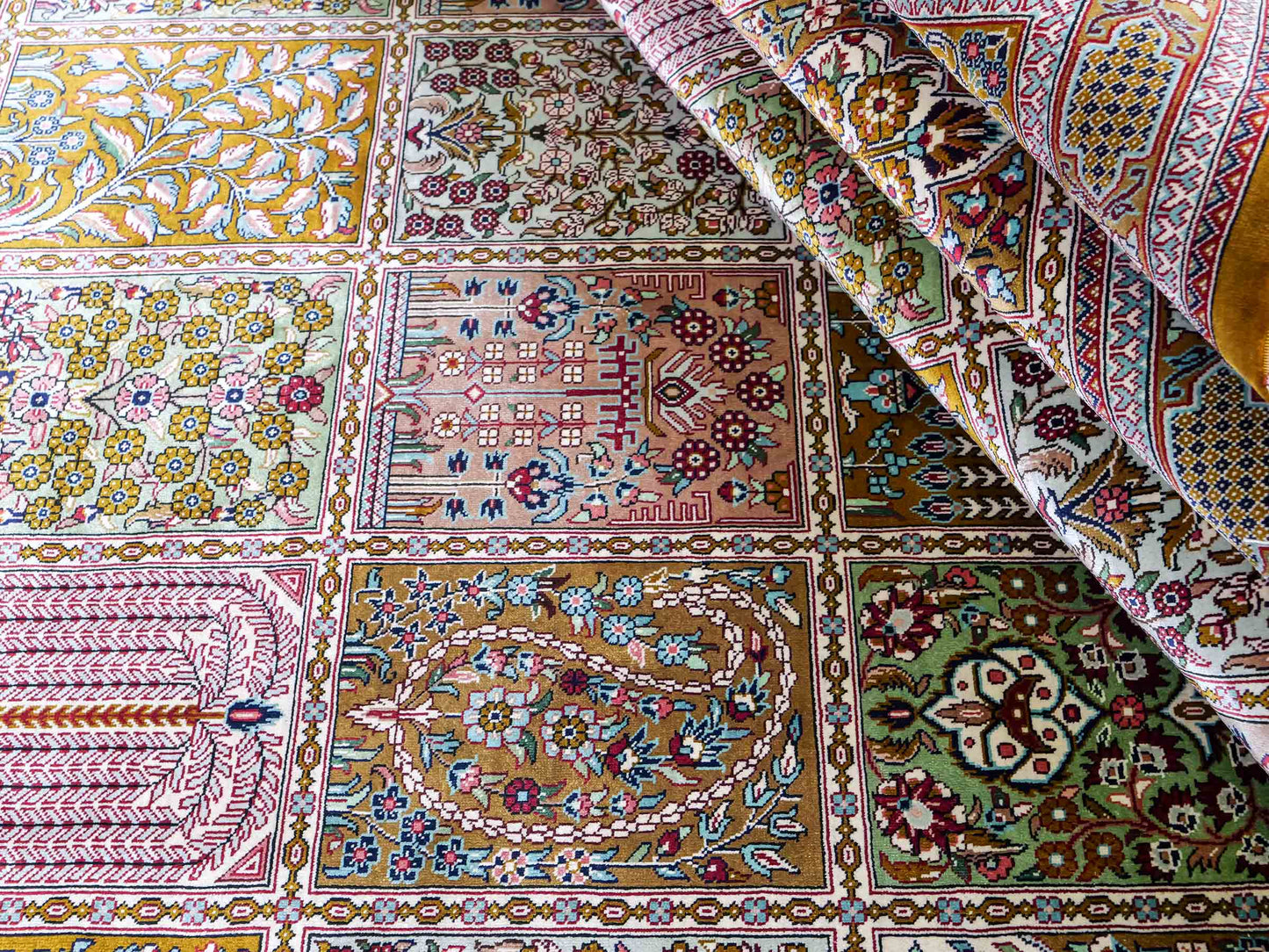 Sehr feiner, handgeknüpfter Khademi Orientteppich mit Ghom Design aus reiner Seide, braun, oliv, multicolor. 287x185 cm. Vertrieb durch Jupiter Intl.