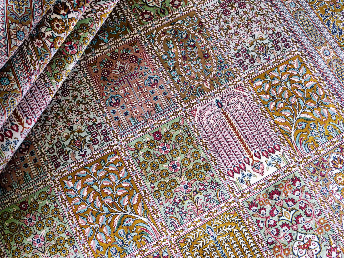Sehr feiner, handgeknüpfter Khademi Orientteppich mit Ghom Design aus reiner Seide, braun, oliv, multicolor. 287x185 cm. Vertrieb durch Jupiter Intl.