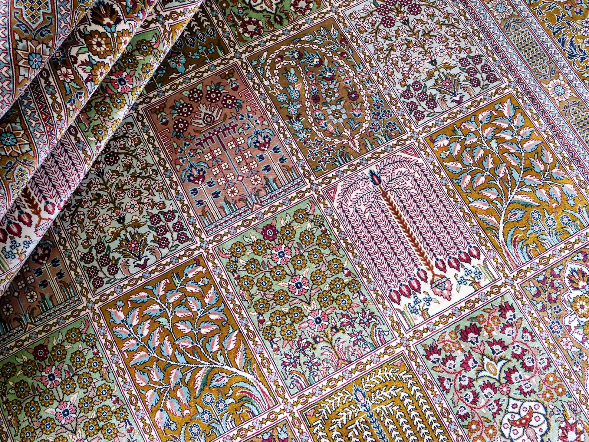Sehr feiner, handgeknüpfter Khademi Orientteppich mit Ghom Design aus reiner Seide, braun, oliv, multicolor. 287x185 cm. Vertrieb durch Jupiter Intl.