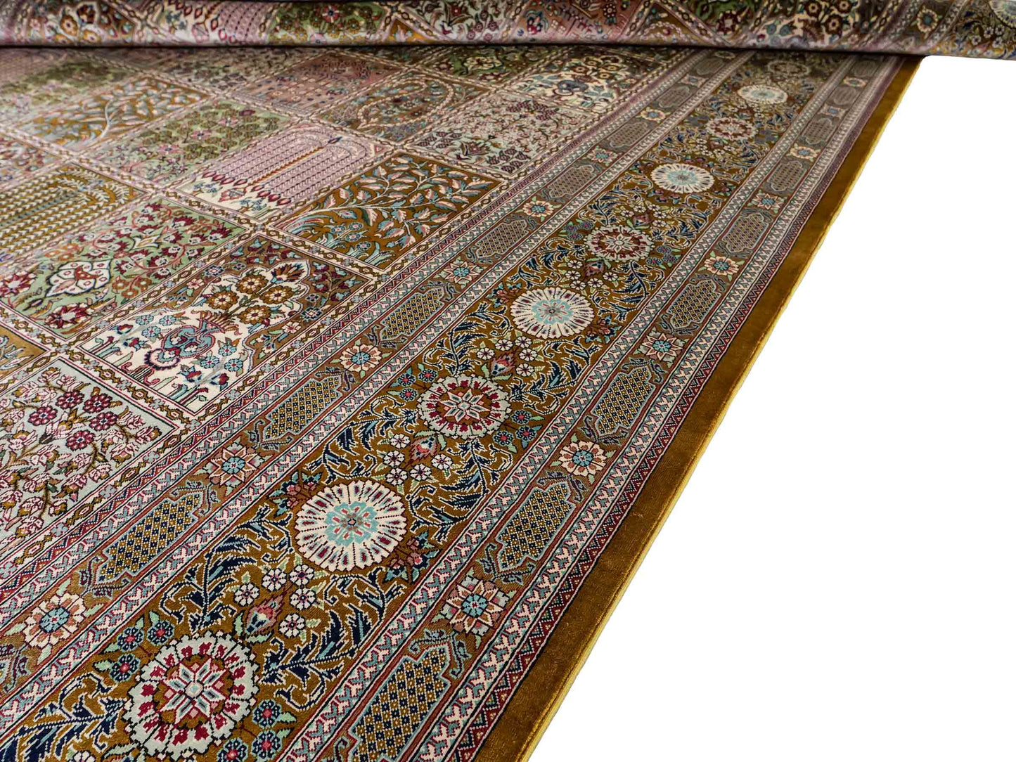 Sehr feiner, handgeknüpfter Khademi Orientteppich mit Ghom Design aus reiner Seide, braun, oliv, multicolor. 287x185 cm. Vertrieb durch Jupiter Intl.