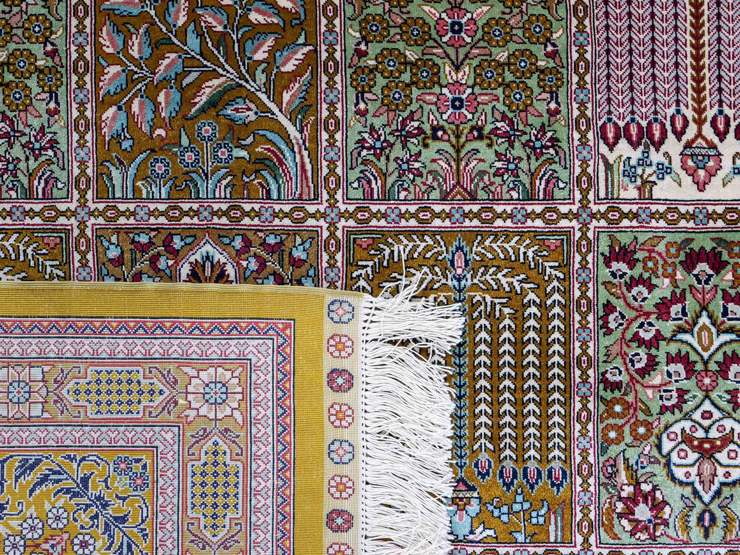 Sehr feiner, handgeknüpfter Khademi Orientteppich mit Ghom Design aus reiner Seide, braun, oliv, multicolor. 287x185 cm. Vertrieb durch Jupiter Intl.