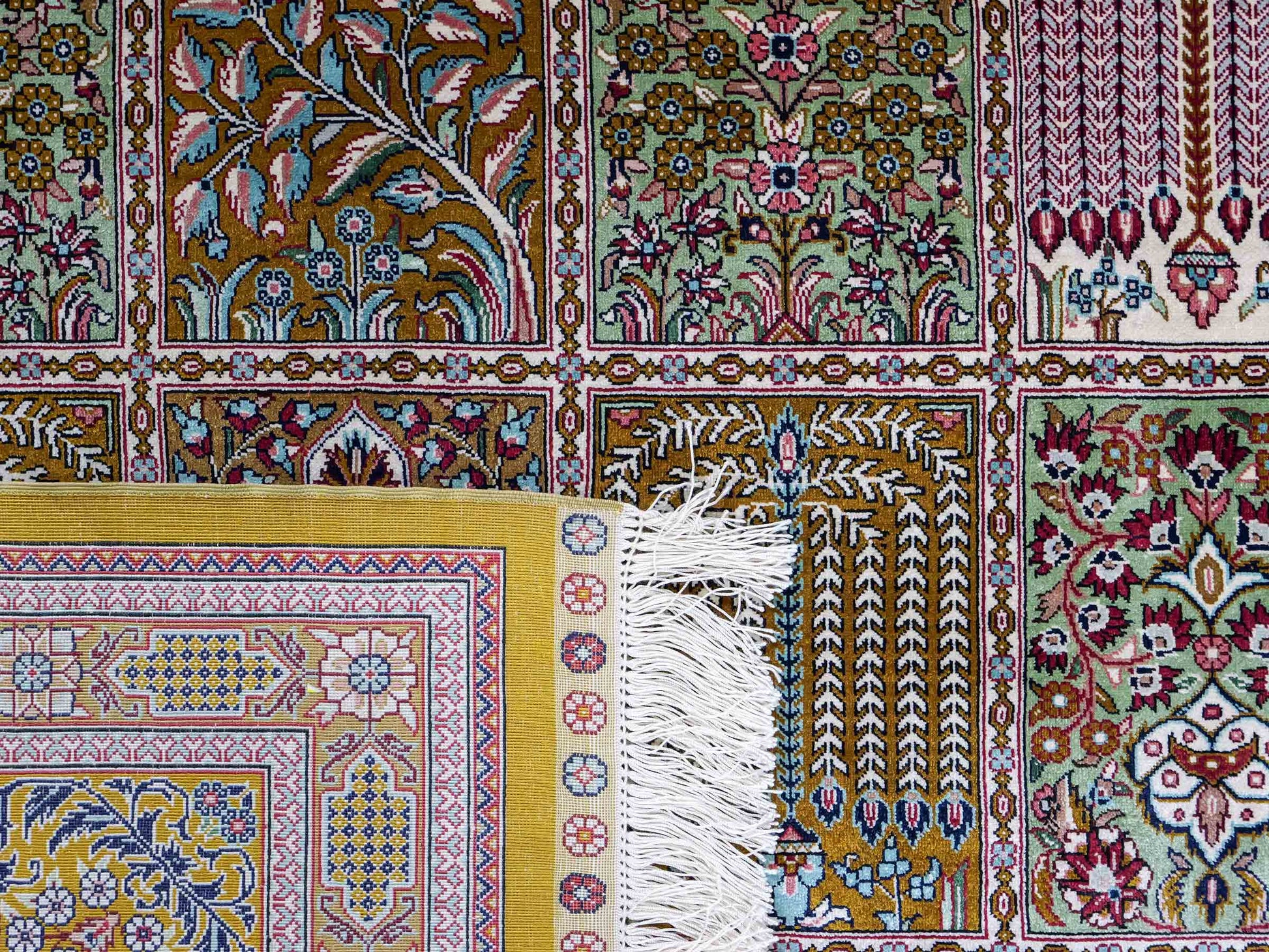 Sehr feiner, handgeknüpfter Khademi Orientteppich mit Ghom Design aus reiner Seide, braun, oliv, multicolor. 287x185 cm. Vertrieb durch Jupiter Intl.