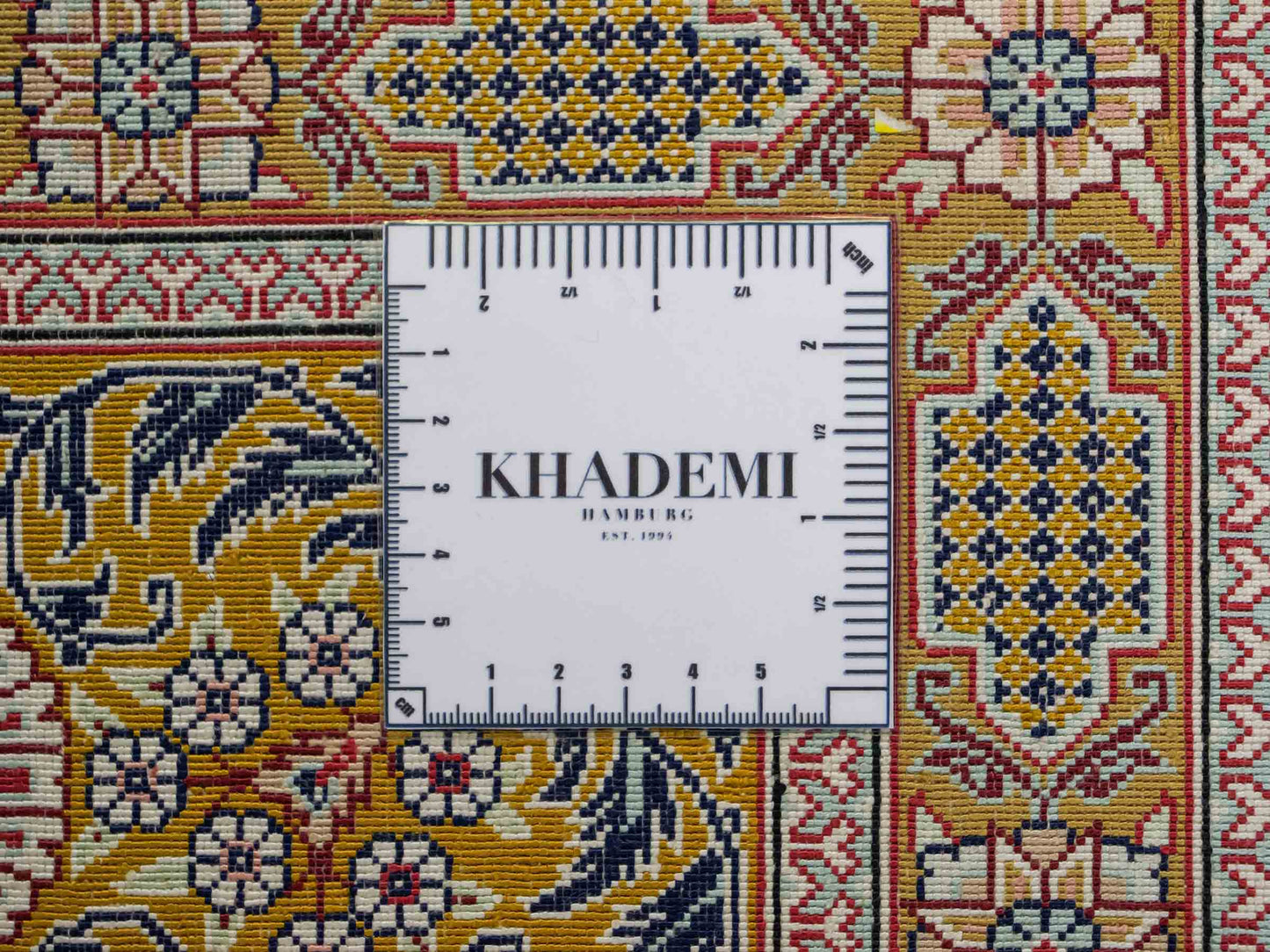 Sehr feiner, handgeknüpfter Khademi Orientteppich mit Ghom Design aus reiner Seide, braun, oliv, multicolor. 287x185 cm. Vertrieb durch Jupiter Intl.