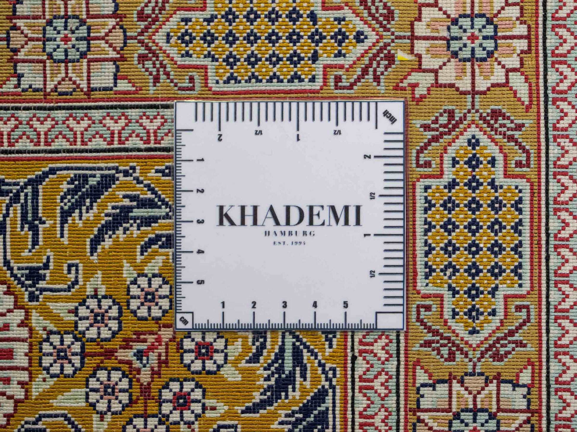 Sehr feiner, handgeknüpfter Khademi Orientteppich mit Ghom Design aus reiner Seide, braun, oliv, multicolor. 287x185 cm. Vertrieb durch Jupiter Intl.