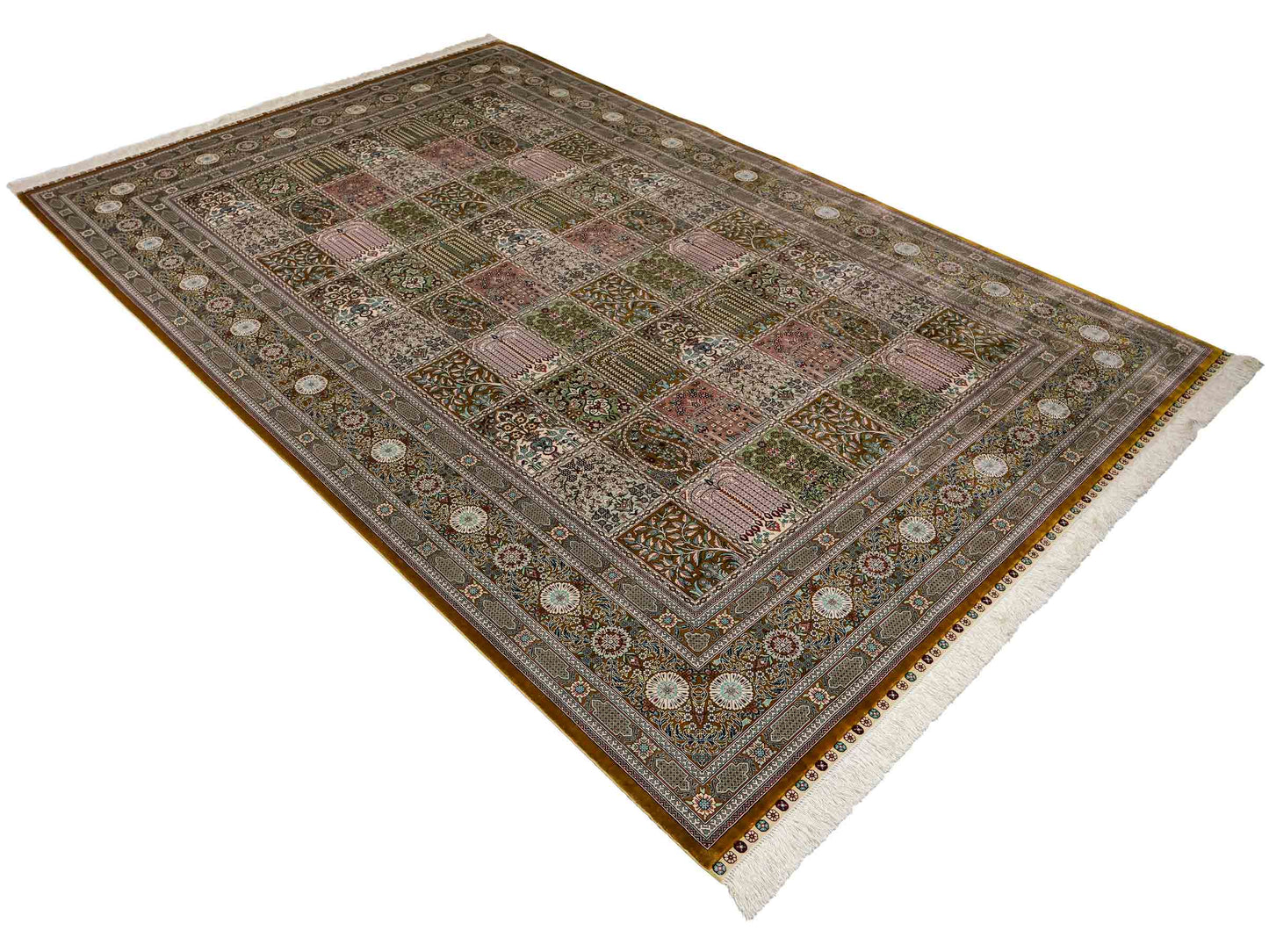 Sehr feiner, handgeknüpfter Khademi Orientteppich mit Ghom Design aus reiner Seide, braun, oliv, multicolor. 287x185 cm. Vertrieb durch Jupiter Intl.