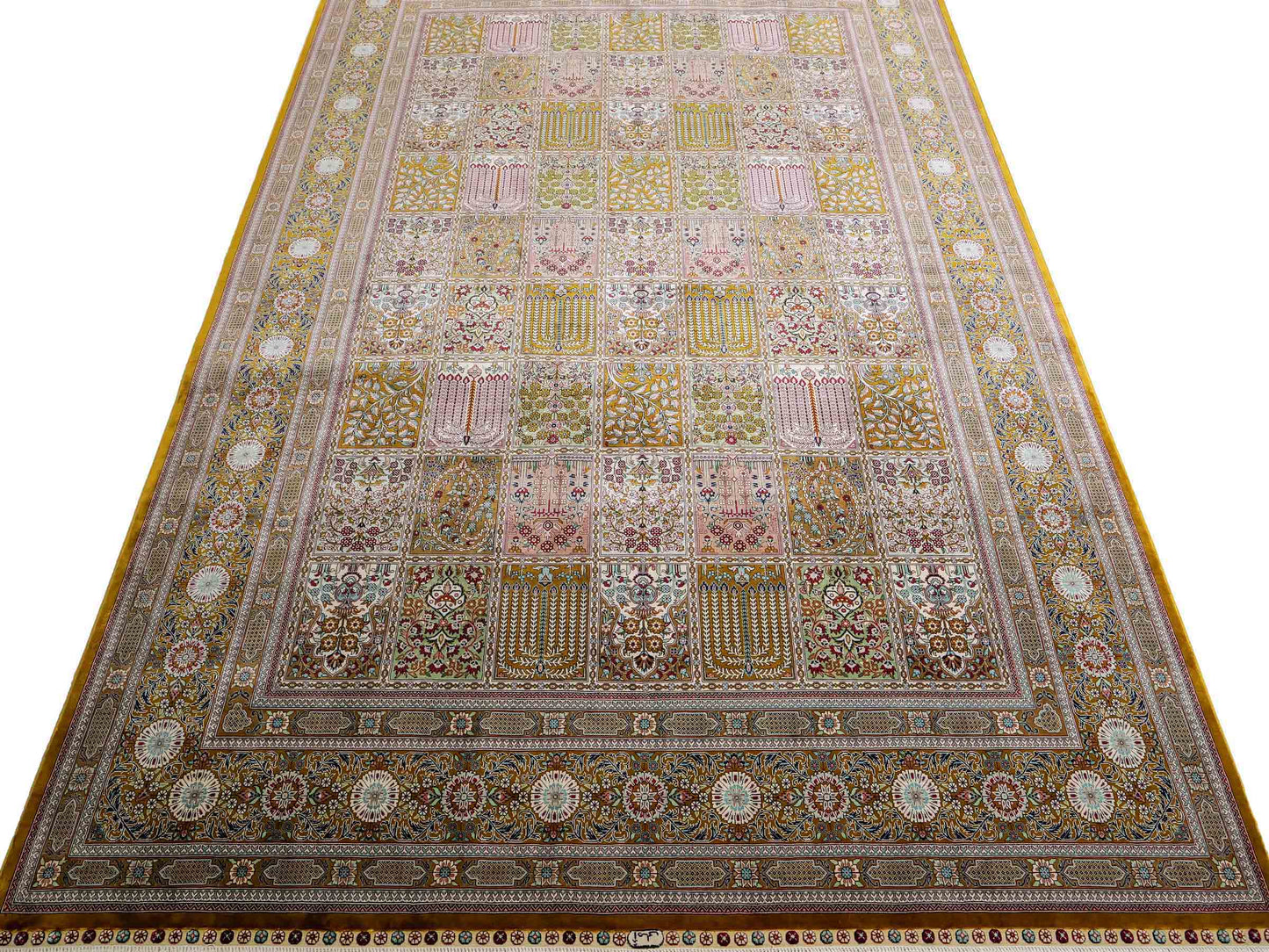 Sehr feiner, handgeknüpfter Khademi Orientteppich mit Ghom Design aus reiner Seide, braun, oliv, multicolor. 287x185 cm. Vertrieb durch Jupiter Intl.