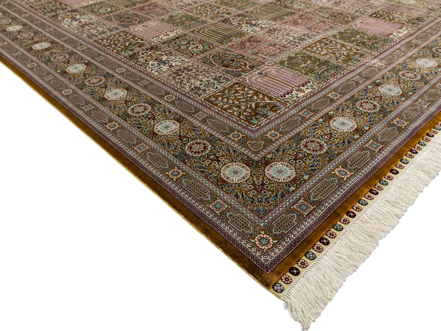 Sehr feiner, handgeknüpfter Khademi Orientteppich mit Ghom Design aus reiner Seide, braun, oliv, multicolor. 287x185 cm. Vertrieb durch Jupiter Intl.