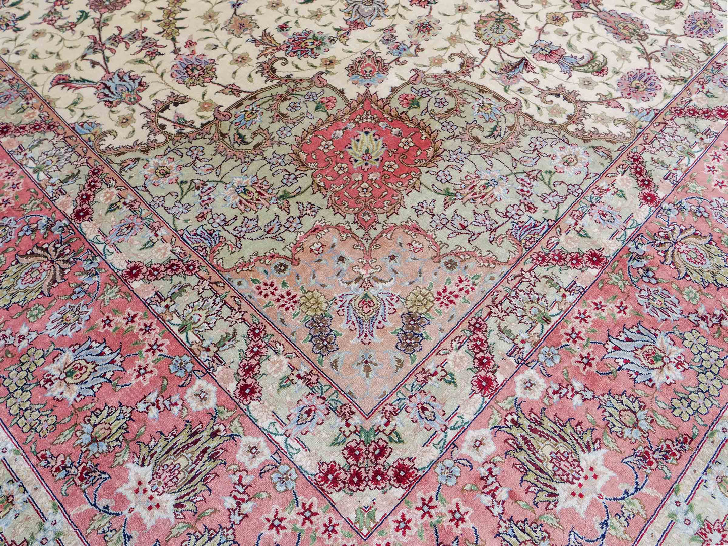Sehr feiner, handgeknüpfter Khademi Orientteppich mit Ghom Design aus reiner Seide, creme, weiß, rosa. 301x206 cm. Vertrieb durch Jupiter Intl.