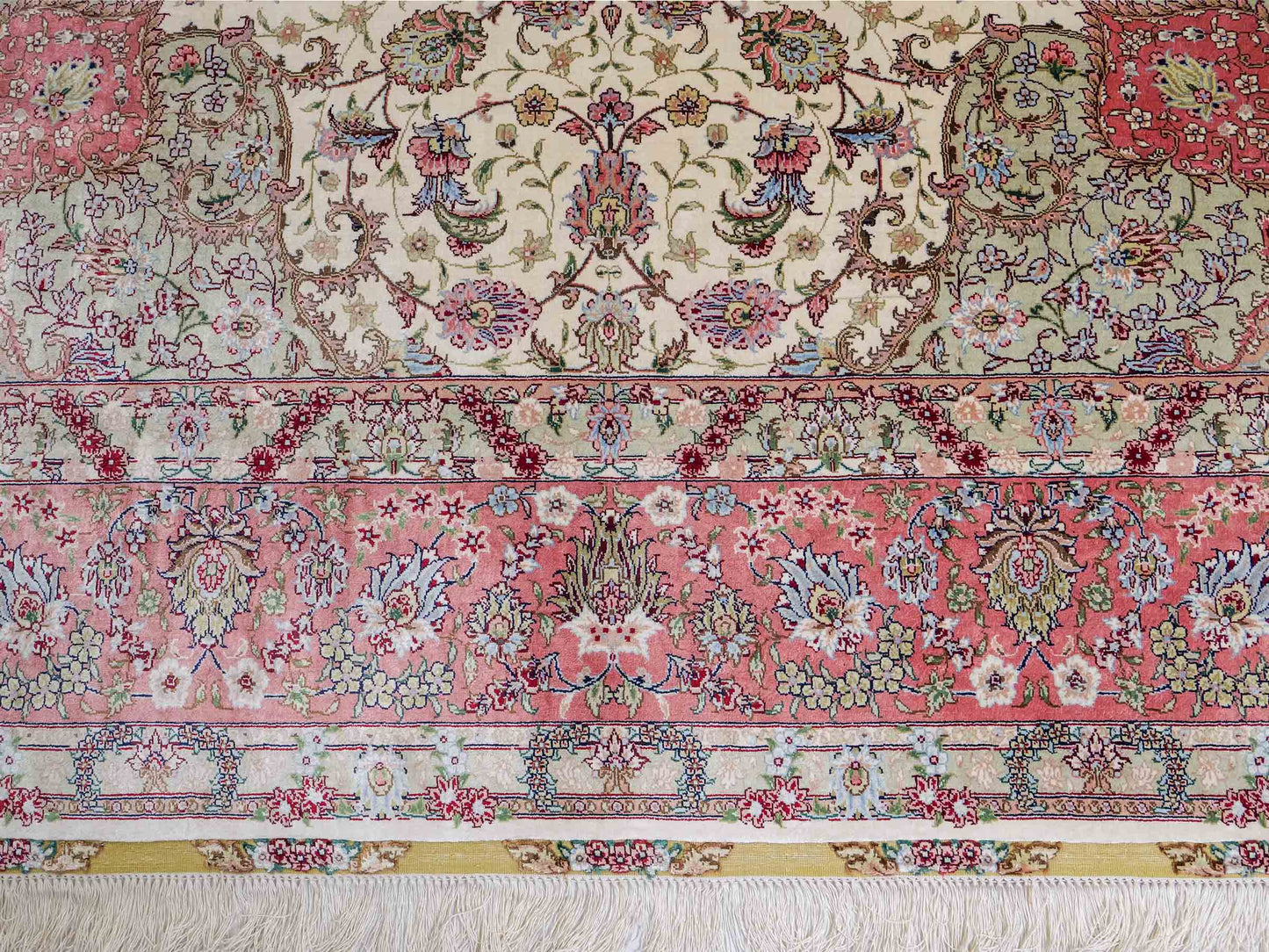 Sehr feiner, handgeknüpfter Khademi Orientteppich mit Ghom Design aus reiner Seide, creme, weiß, rosa. 301x206 cm. Vertrieb durch Jupiter Intl.