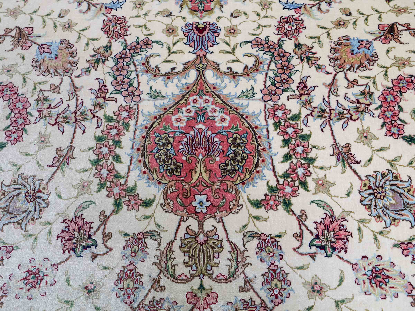 Sehr feiner, handgeknüpfter Khademi Orientteppich mit Ghom Design aus reiner Seide, creme, weiß, rosa. 301x206 cm. Vertrieb durch Jupiter Intl.