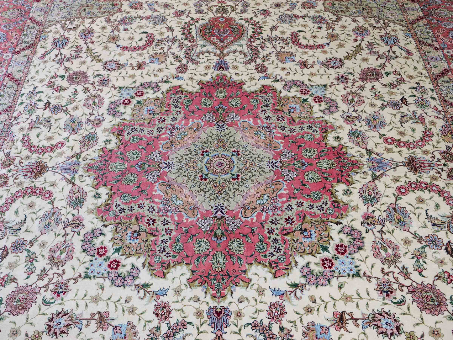 Sehr feiner, handgeknüpfter Khademi Orientteppich mit Ghom Design aus reiner Seide, creme, weiß, rosa. 301x206 cm. Vertrieb durch Jupiter Intl.