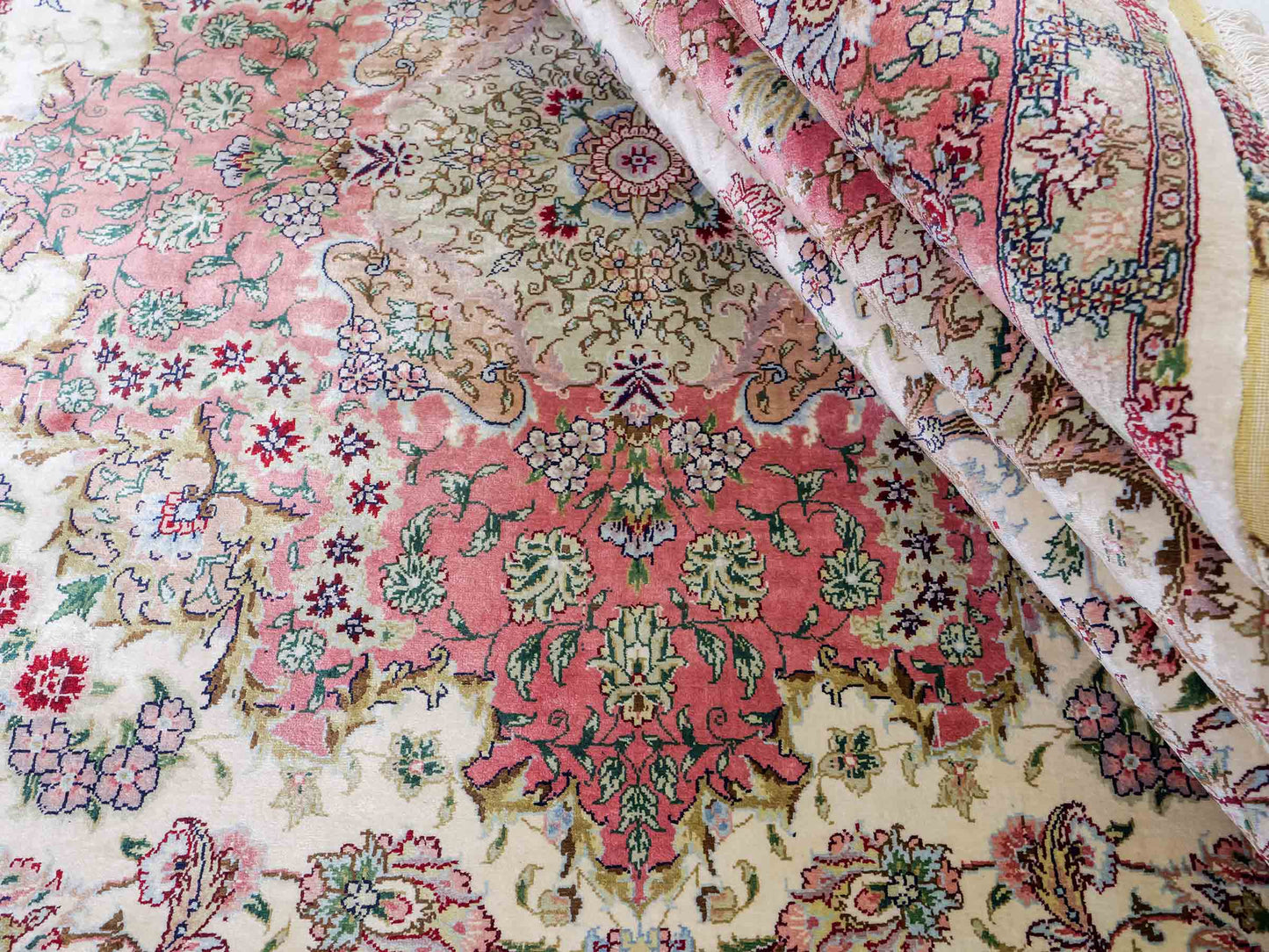 Sehr feiner, handgeknüpfter Khademi Orientteppich mit Ghom Design aus reiner Seide, creme, weiß, rosa. 301x206 cm. Vertrieb durch Jupiter Intl.