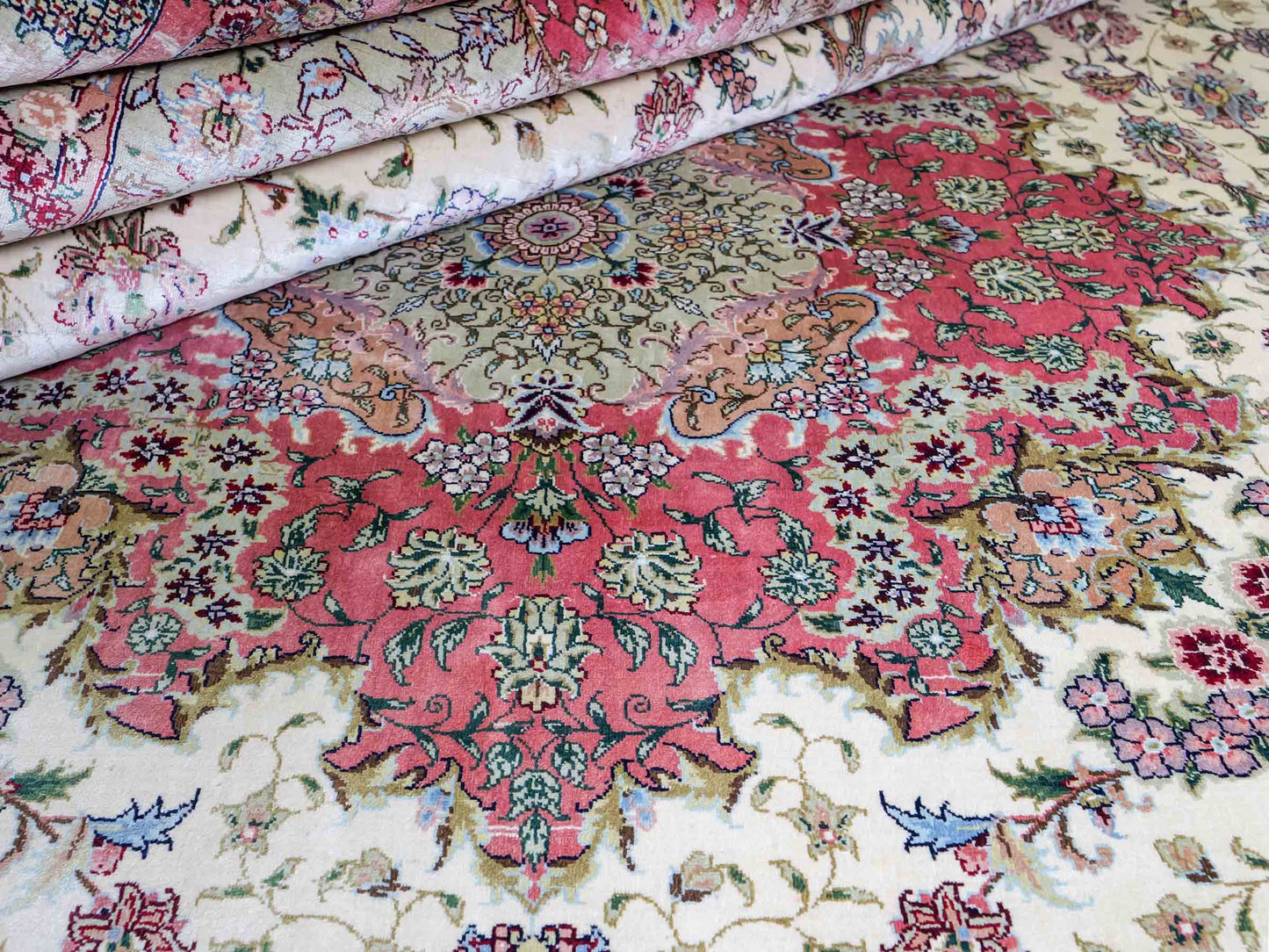 Sehr feiner, handgeknüpfter Khademi Orientteppich mit Ghom Design aus reiner Seide, creme, weiß, rosa. 301x206 cm. Vertrieb durch Jupiter Intl.