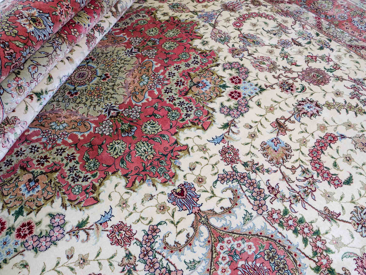 Sehr feiner, handgeknüpfter Khademi Orientteppich mit Ghom Design aus reiner Seide, creme, weiß, rosa. 301x206 cm. Vertrieb durch Jupiter Intl.