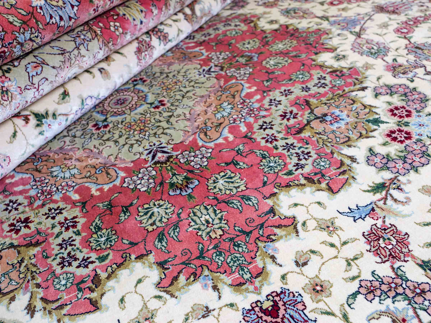 Sehr feiner, handgeknüpfter Khademi Orientteppich mit Ghom Design aus reiner Seide, creme, weiß, rosa. 301x206 cm. Vertrieb durch Jupiter Intl.
