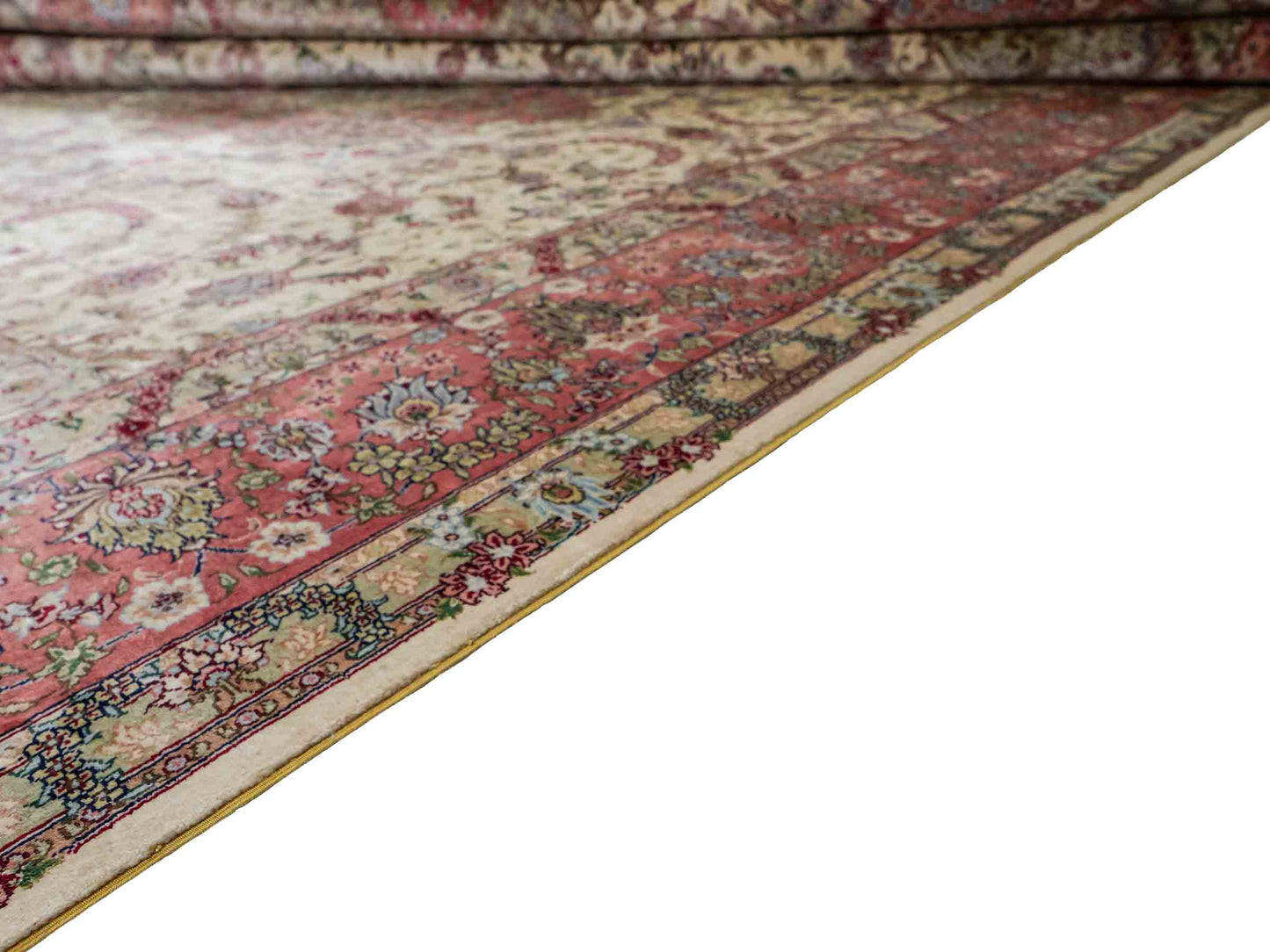 Sehr feiner, handgeknüpfter Khademi Orientteppich mit Ghom Design aus reiner Seide, creme, weiß, rosa. 301x206 cm. Vertrieb durch Jupiter Intl.