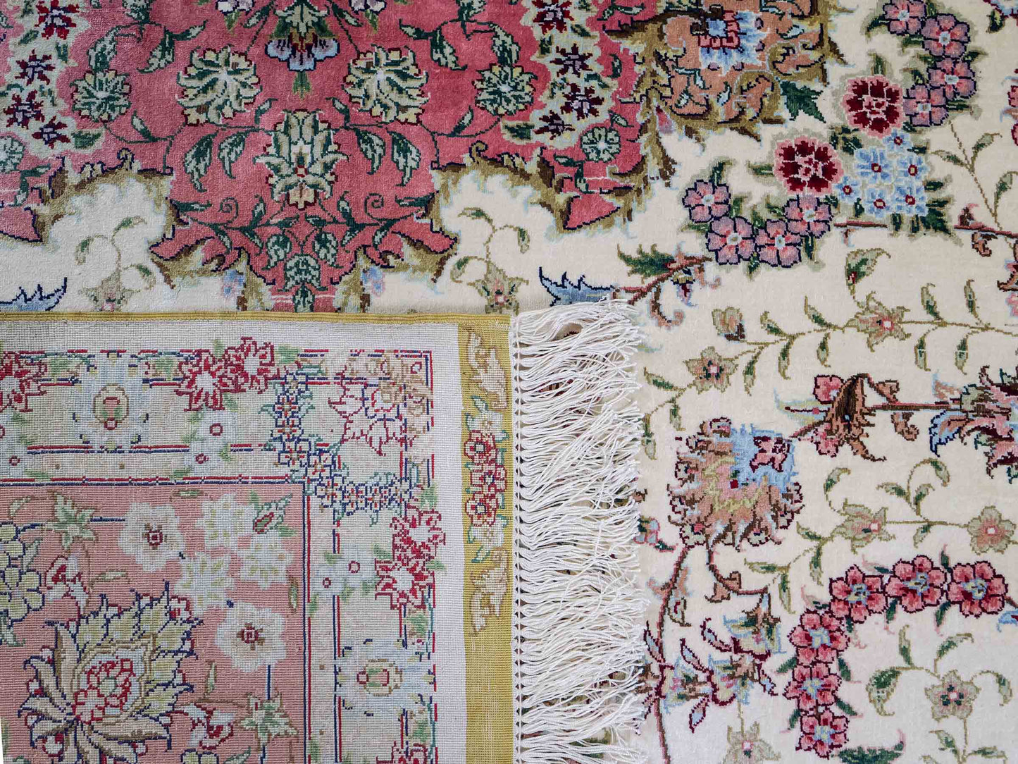 Sehr feiner, handgeknüpfter Khademi Orientteppich mit Ghom Design aus reiner Seide, creme, weiß, rosa. 301x206 cm. Vertrieb durch Jupiter Intl.