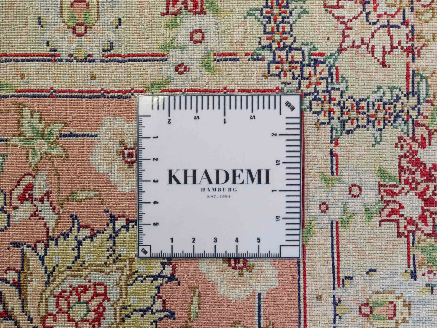 Sehr feiner, handgeknüpfter Khademi Orientteppich mit Ghom Design aus reiner Seide, creme, weiß, rosa. 301x206 cm. Vertrieb durch Jupiter Intl.