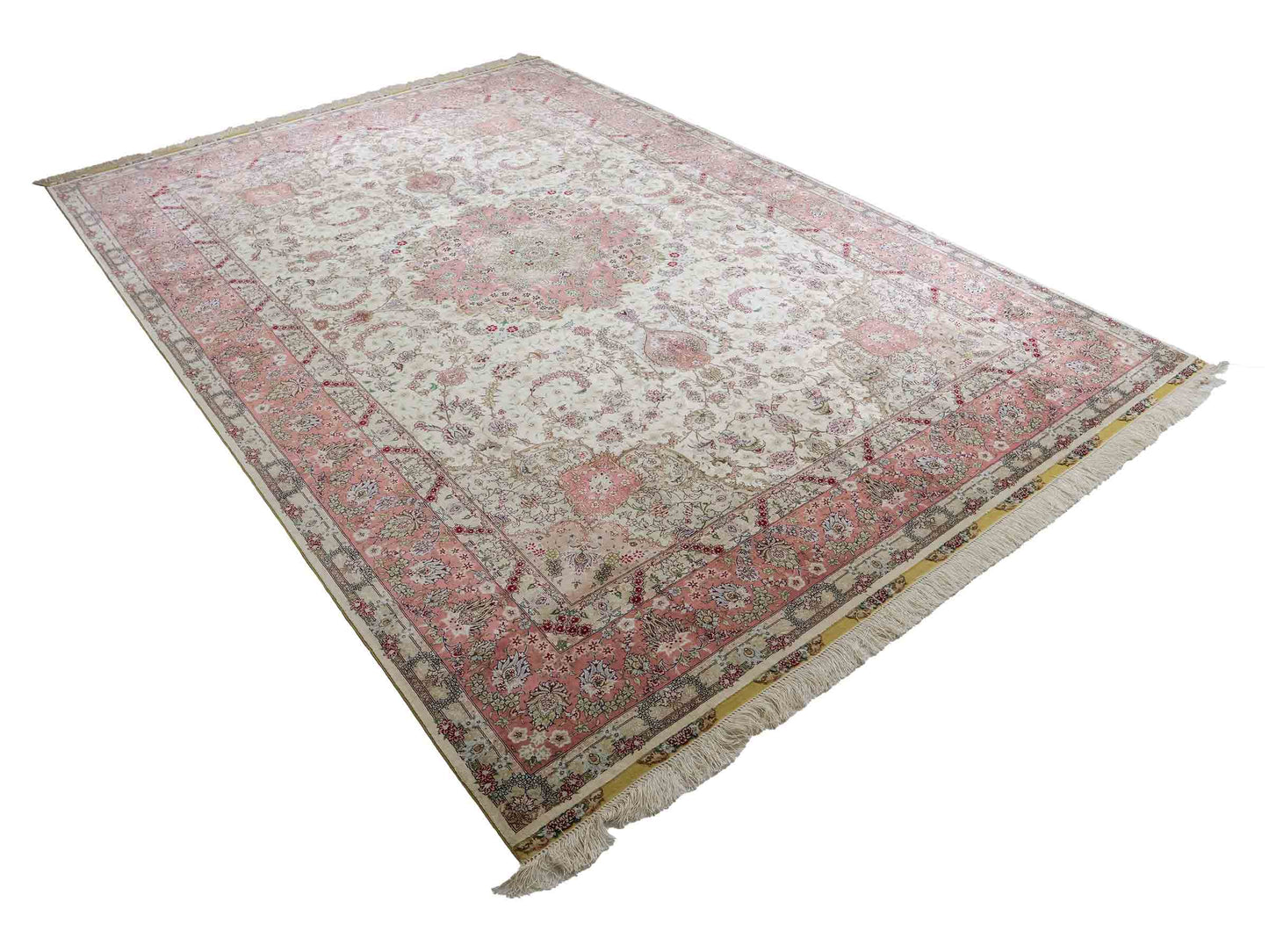 Sehr feiner, handgeknüpfter Khademi Orientteppich mit Ghom Design aus reiner Seide, creme, weiß, rosa. 301x206 cm. Vertrieb durch Jupiter Intl.