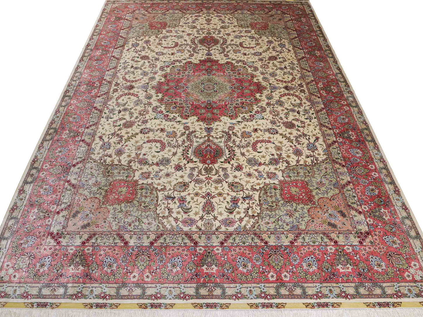Sehr feiner, handgeknüpfter Khademi Orientteppich mit Ghom Design aus reiner Seide, creme, weiß, rosa. 301x206 cm. Vertrieb durch Jupiter Intl.