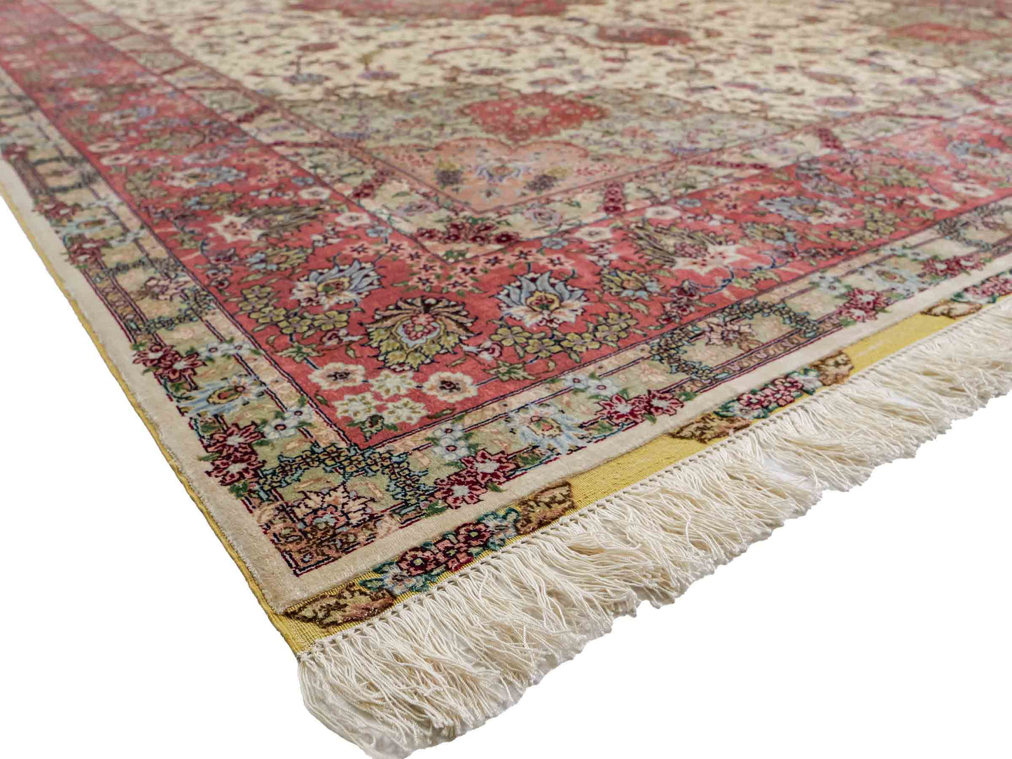 Sehr feiner, handgeknüpfter Khademi Orientteppich mit Ghom Design aus reiner Seide, creme, weiß, rosa. 301x206 cm. Vertrieb durch Jupiter Intl.