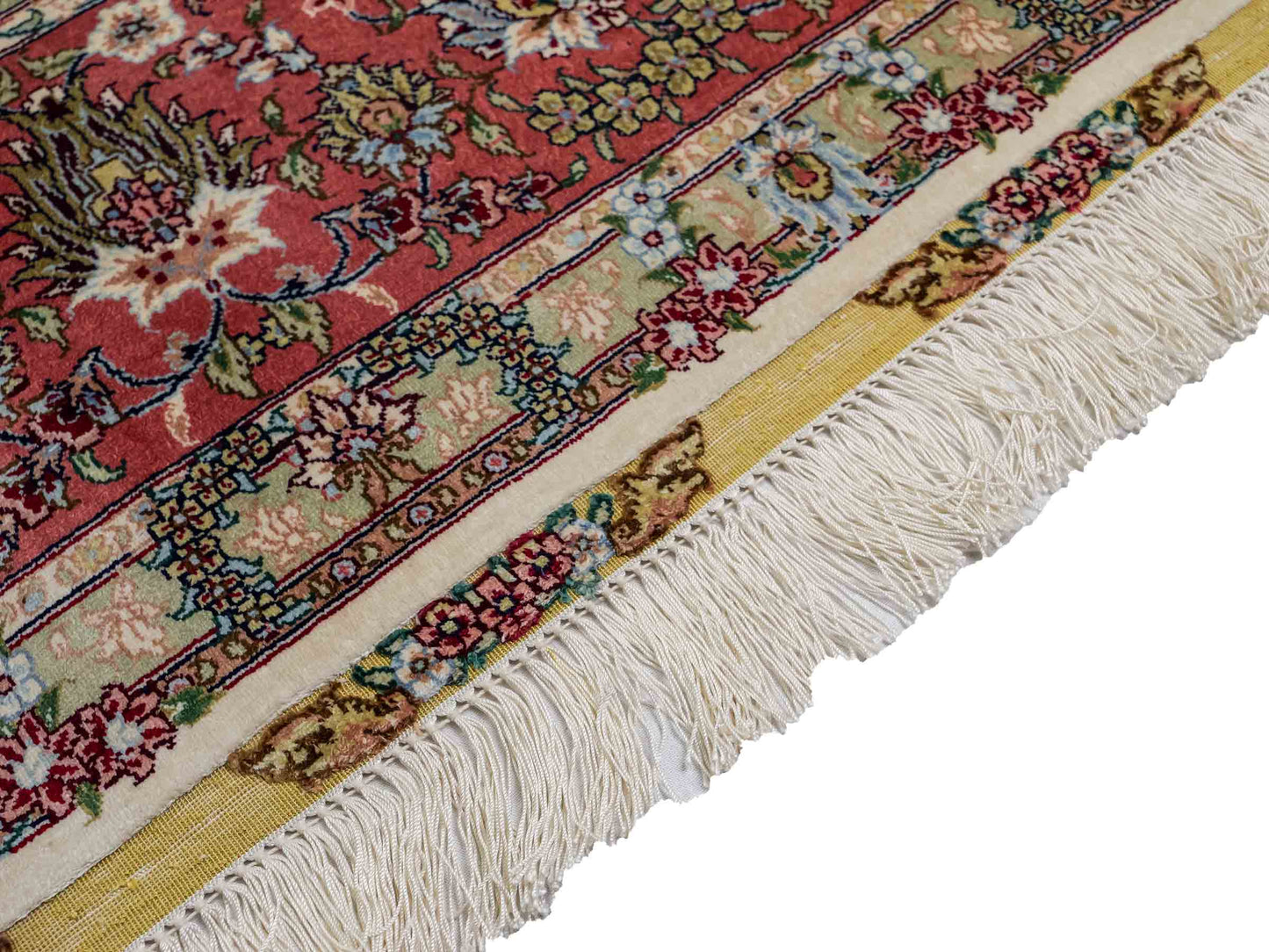 Sehr feiner, handgeknüpfter Khademi Orientteppich mit Ghom Design aus reiner Seide, creme, weiß, rosa. 301x206 cm. Vertrieb durch Jupiter Intl.