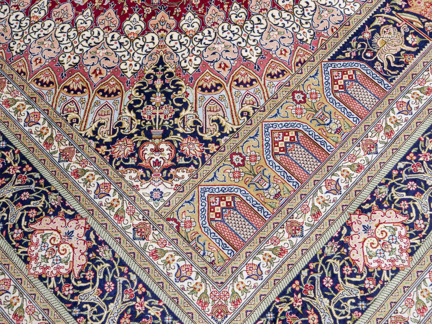 Sehr feiner, handgeknüpfter Khademi Orientteppich mit Ghom Design aus reiner Seide, rot, blau, creme. 305x206 cm. Vertrieb durch Jupiter Intl.