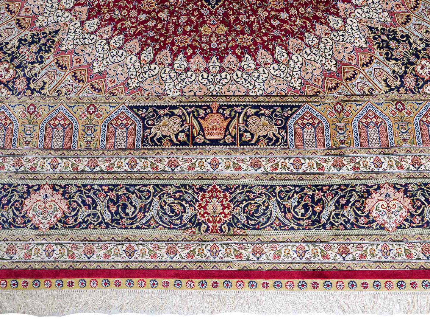 Sehr feiner, handgeknüpfter Khademi Orientteppich mit Ghom Design aus reiner Seide, rot, blau, creme. 305x206 cm. Vertrieb durch Jupiter Intl.