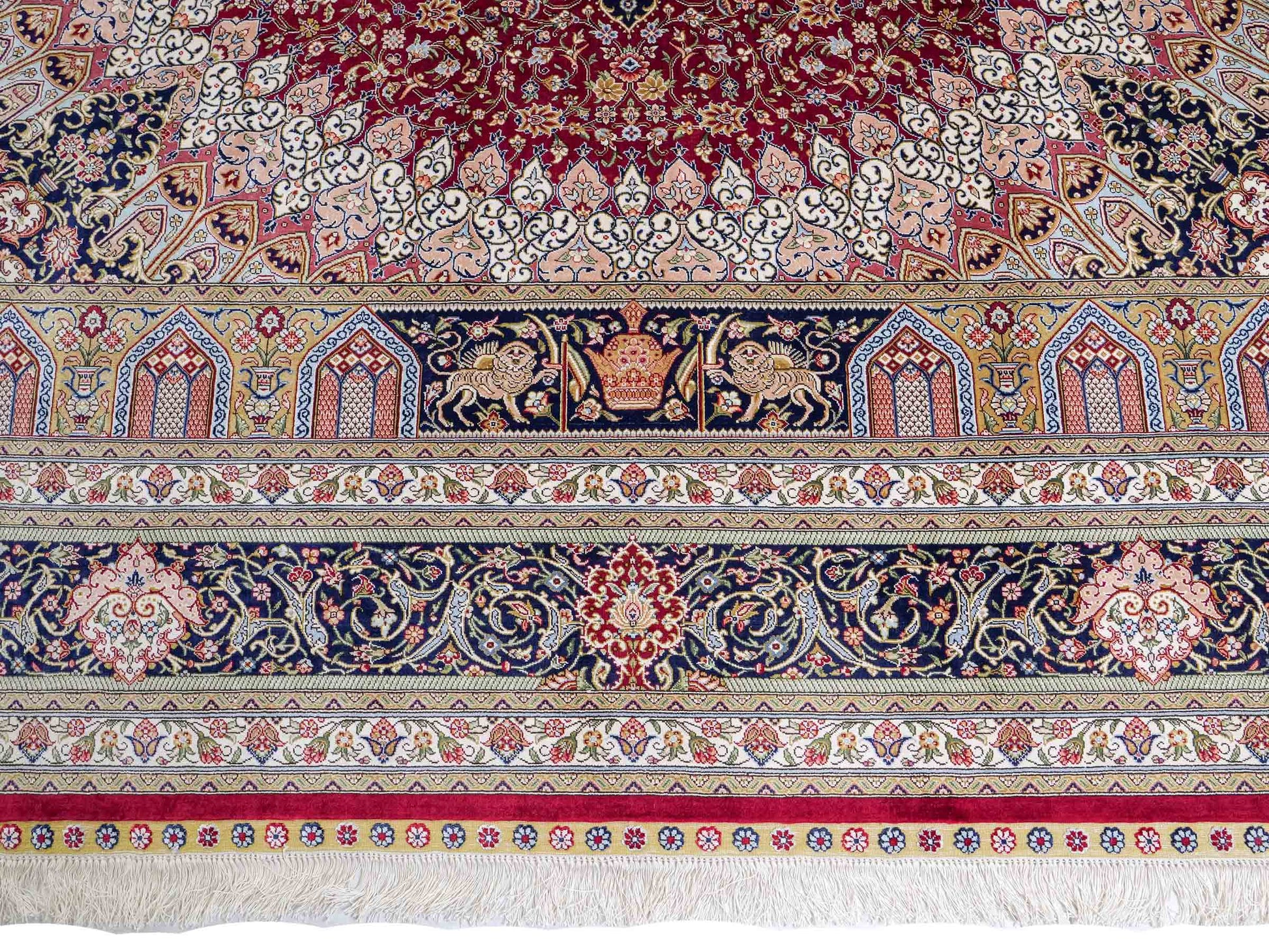 Sehr feiner, handgeknüpfter Khademi Orientteppich mit Ghom Design aus reiner Seide, rot, blau, creme. 305x206 cm. Vertrieb durch Jupiter Intl.