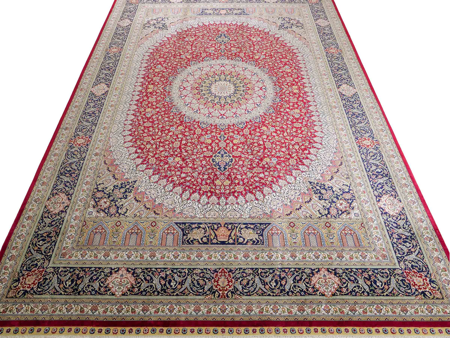Sehr feiner, handgeknüpfter Khademi Orientteppich mit Ghom Design aus reiner Seide, rot, blau, creme. 305x206 cm. Vertrieb durch Jupiter Intl.