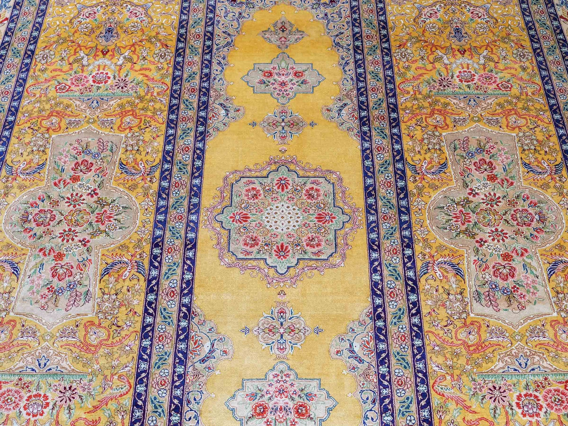 Sehr feiner, handgeknüpfter Khademi Orientteppich mit Ghom Design aus reiner Seide, gelb, gold, grün. 305x207 cm. Vertrieb durch Jupiter Intl.