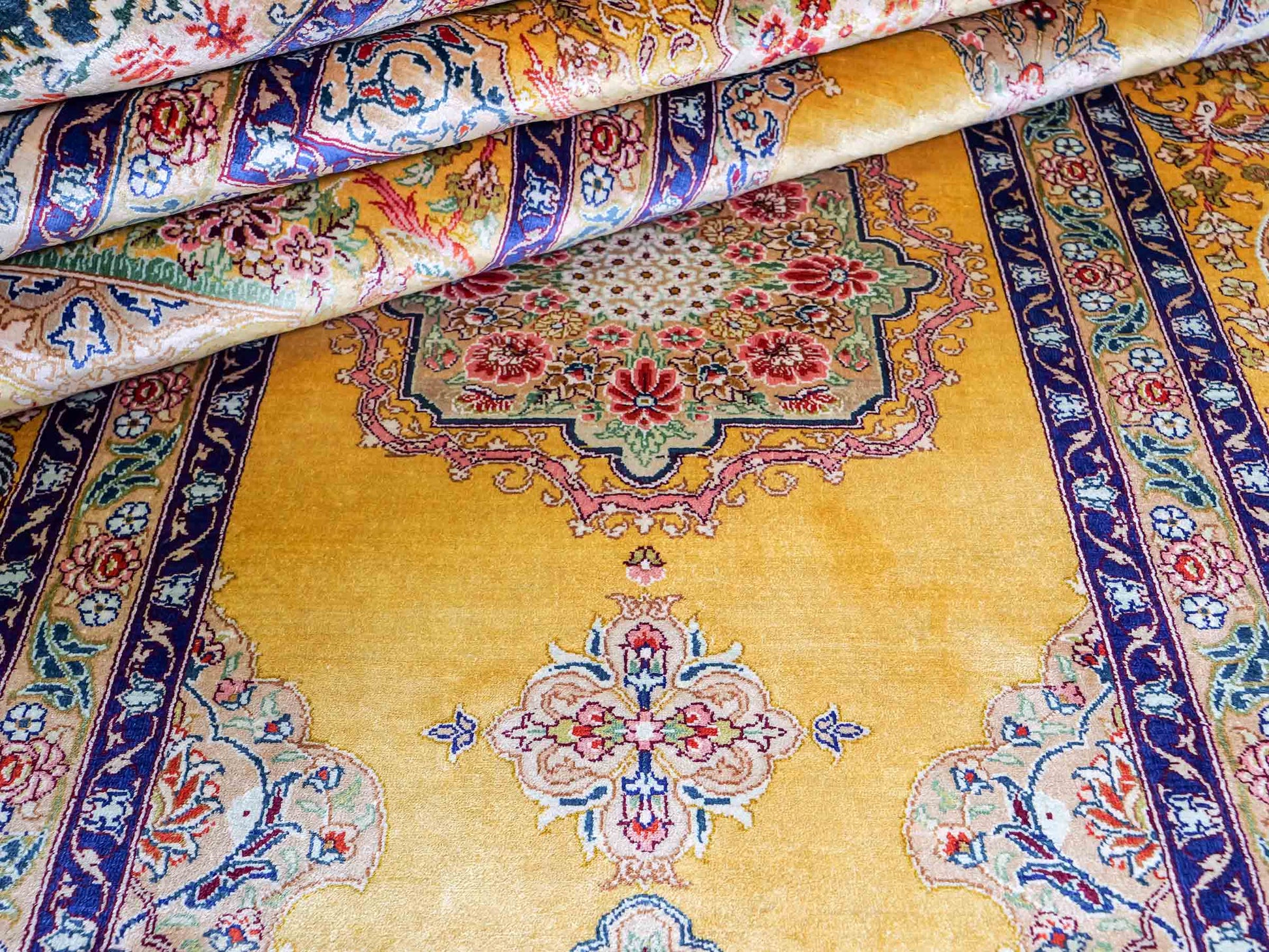 Sehr feiner, handgeknüpfter Khademi Orientteppich mit Ghom Design aus reiner Seide, gelb, gold, grün. 305x207 cm. Vertrieb durch Jupiter Intl.