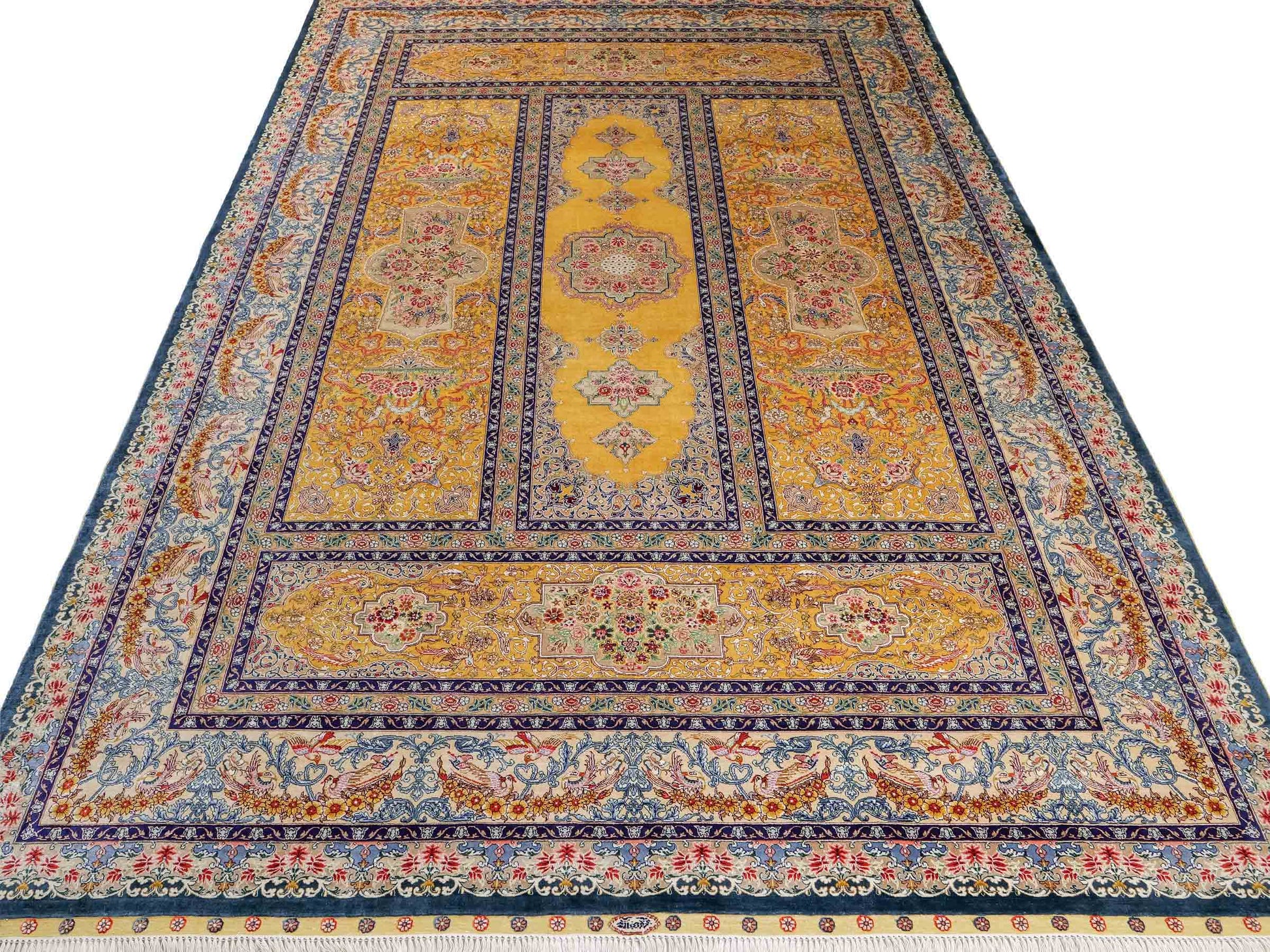 Sehr feiner, handgeknüpfter Khademi Orientteppich mit Ghom Design aus reiner Seide, gelb, gold, grün. 305x207 cm. Vertrieb durch Jupiter Intl.