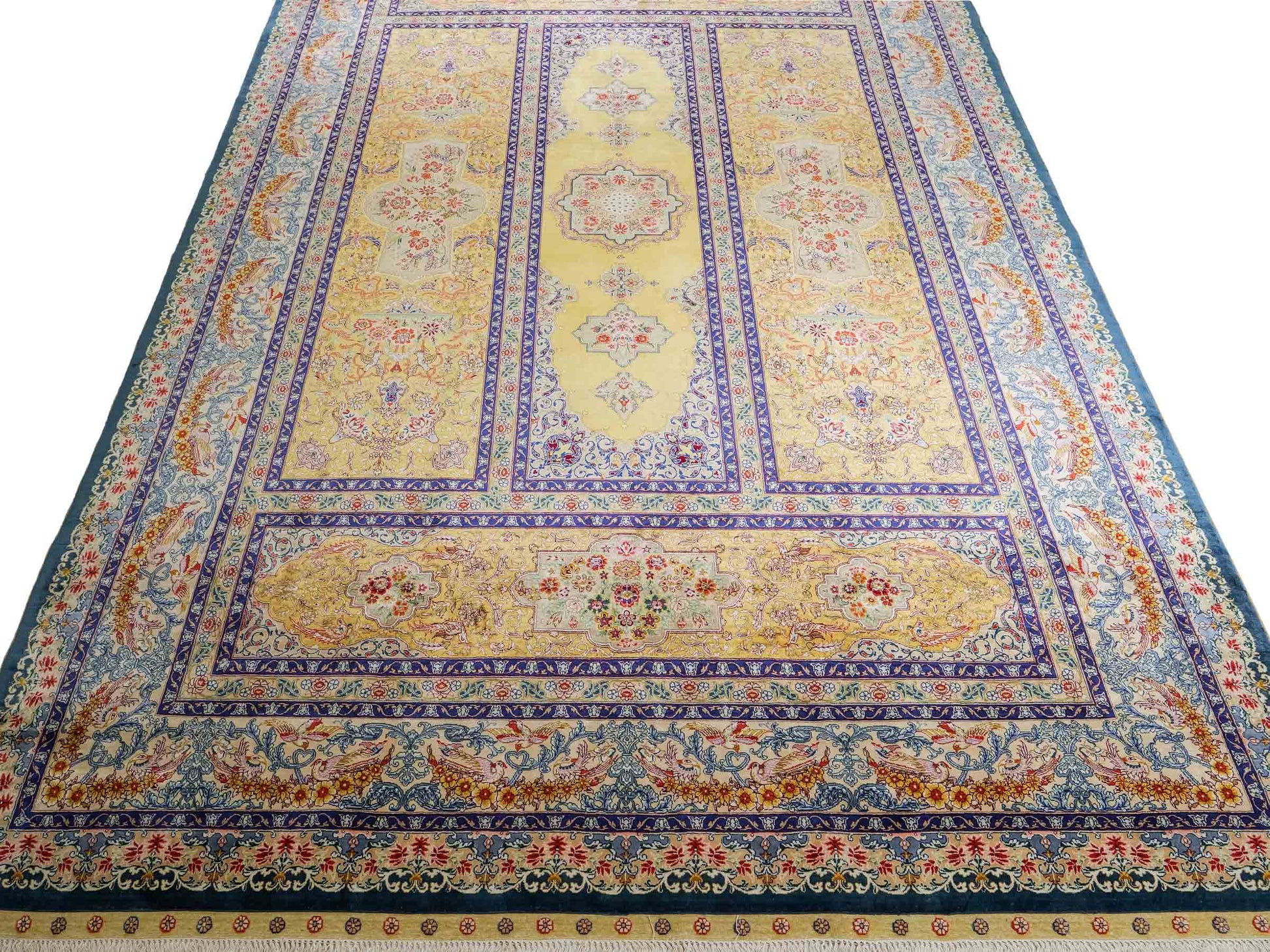 Sehr feiner, handgeknüpfter Khademi Orientteppich mit Ghom Design aus reiner Seide, gelb, gold, grün. 305x207 cm. Vertrieb durch Jupiter Intl.