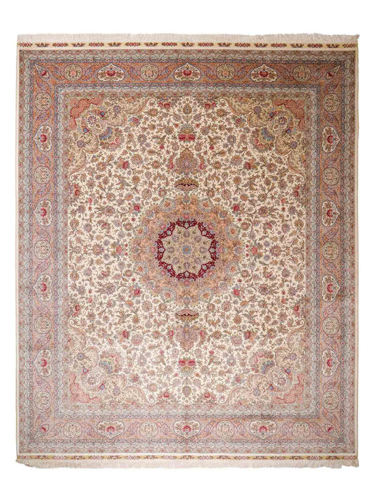 Sehr feiner, handgeknüpfter Khademi Orientteppich mit Ghom Design aus reiner Seide, creme, weiß, rosa. 305x252 cm. Vertrieb durch Jupiter Intl.