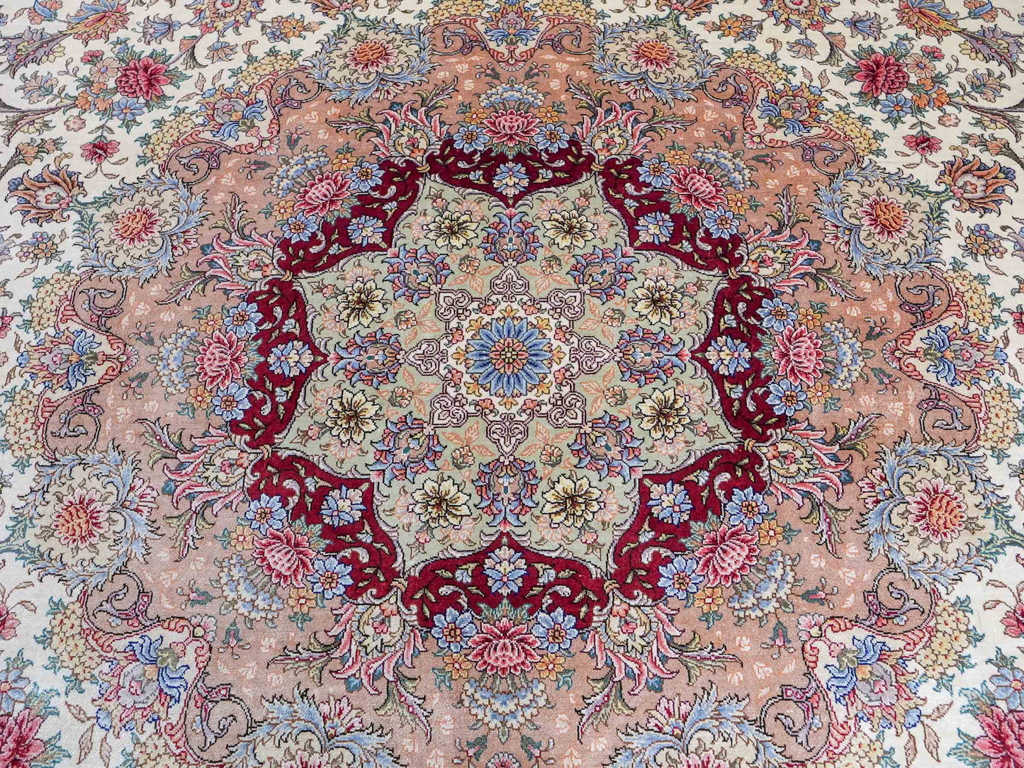 Sehr feiner, handgeknüpfter Khademi Orientteppich mit Ghom Design aus reiner Seide, creme, weiß, rosa. 305x252 cm. Vertrieb durch Jupiter Intl.