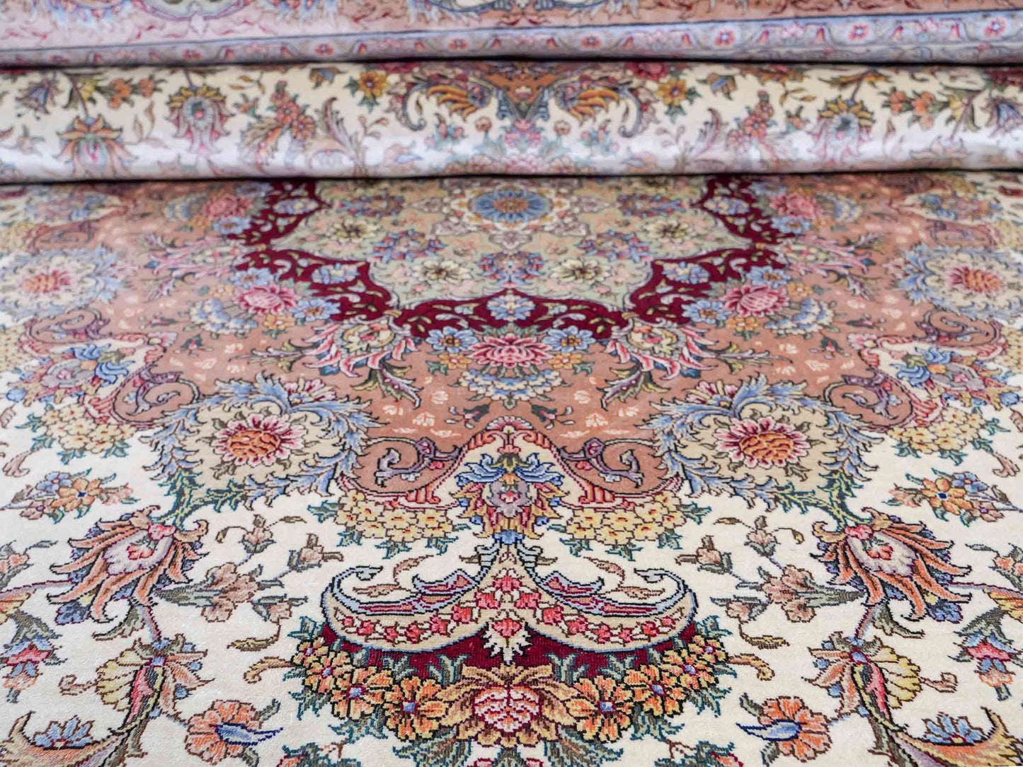 Sehr feiner, handgeknüpfter Khademi Orientteppich mit Ghom Design aus reiner Seide, creme, weiß, rosa. 305x252 cm. Vertrieb durch Jupiter Intl.