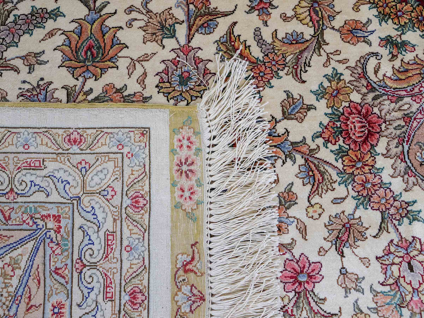 Sehr feiner, handgeknüpfter Khademi Orientteppich mit Ghom Design aus reiner Seide, creme, weiß, rosa. 305x252 cm. Vertrieb durch Jupiter Intl.