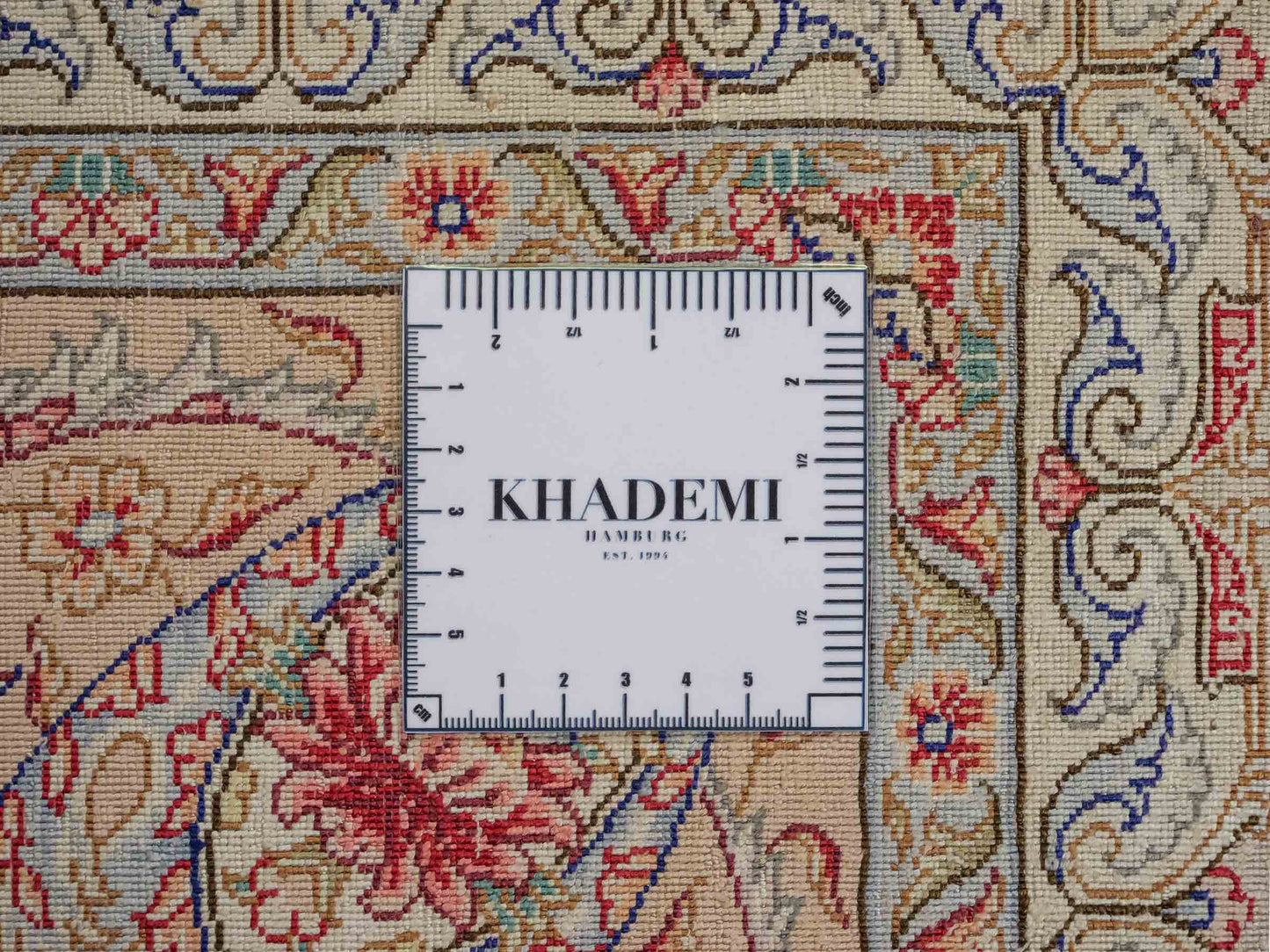 Sehr feiner, handgeknüpfter Khademi Orientteppich mit Ghom Design aus reiner Seide, creme, weiß, rosa. 305x252 cm. Vertrieb durch Jupiter Intl.