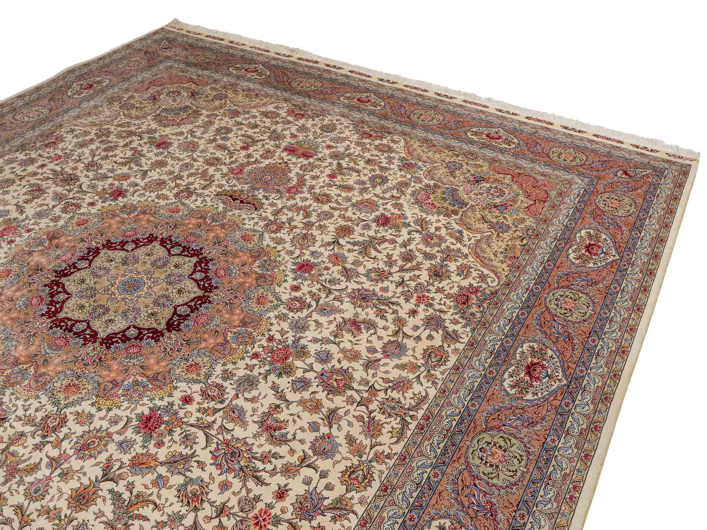 Sehr feiner, handgeknüpfter Khademi Orientteppich mit Ghom Design aus reiner Seide, creme, weiß, rosa. 305x252 cm. Vertrieb durch Jupiter Intl.
