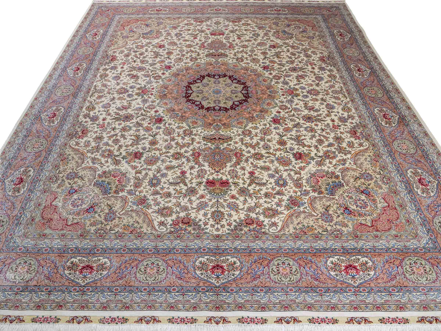 Sehr feiner, handgeknüpfter Khademi Orientteppich mit Ghom Design aus reiner Seide, creme, weiß, rosa. 305x252 cm. Vertrieb durch Jupiter Intl.