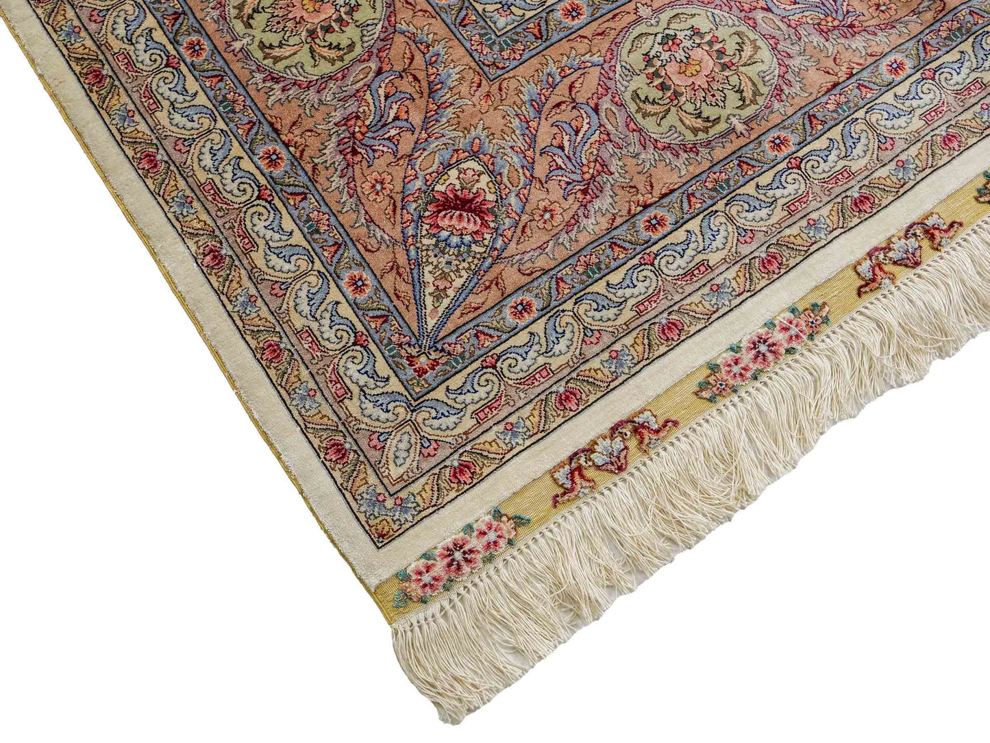 Sehr feiner, handgeknüpfter Khademi Orientteppich mit Ghom Design aus reiner Seide, creme, weiß, rosa. 305x252 cm. Vertrieb durch Jupiter Intl.
