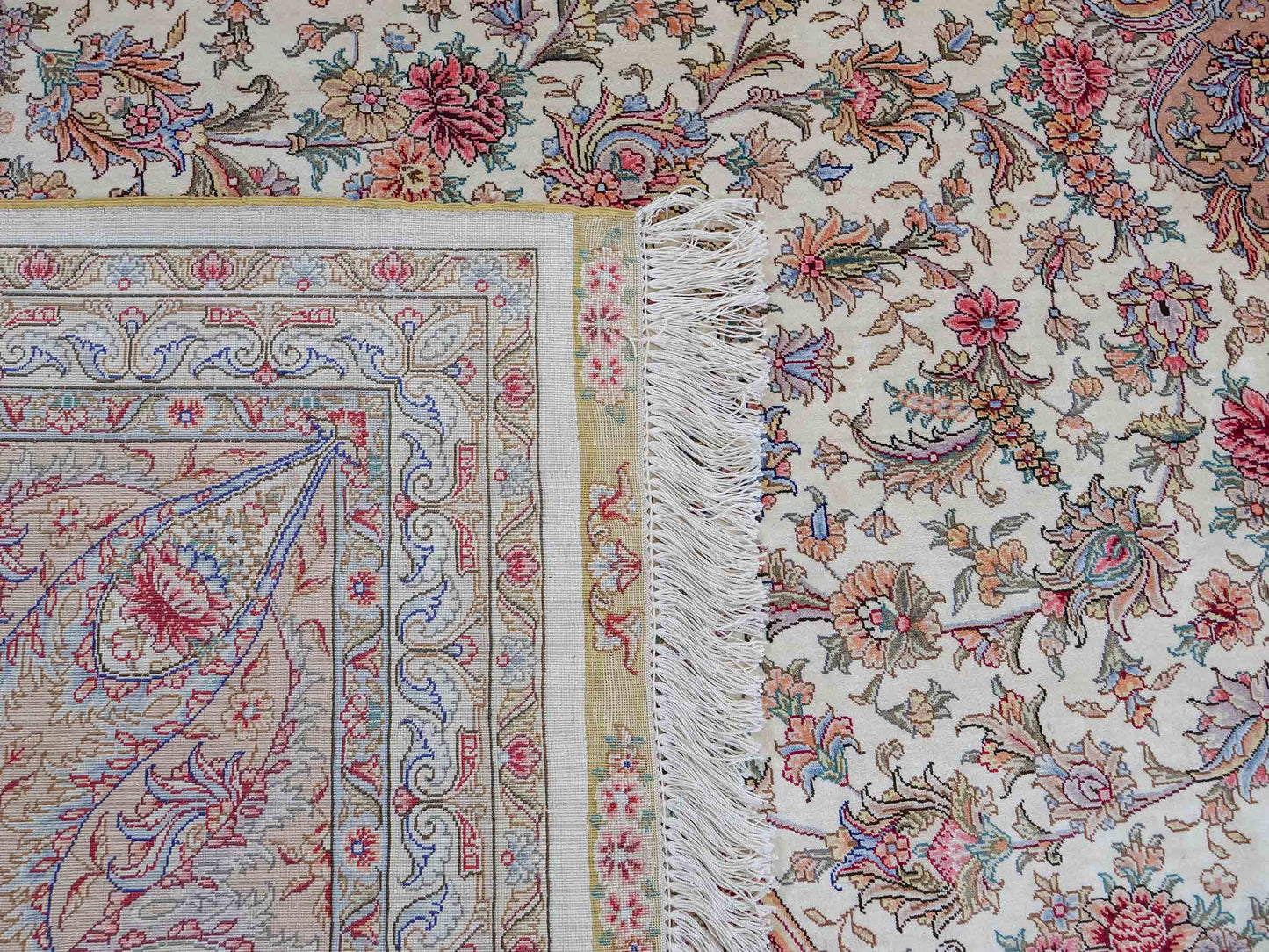 Sehr feiner, handgeknüpfter Khademi Orientteppich mit Ghom Design aus reiner Seide, creme, weiß, rosa. 306x250 cm. Vertrieb durch Jupiter Intl.