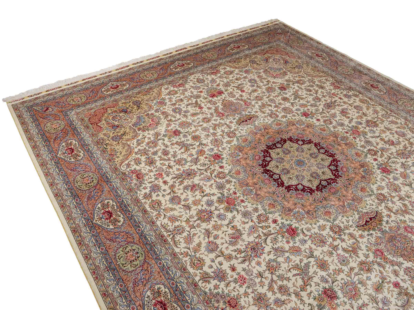 Sehr feiner, handgeknüpfter Khademi Orientteppich mit Ghom Design aus reiner Seide, creme, weiß, rosa. 306x250 cm. Vertrieb durch Jupiter Intl.