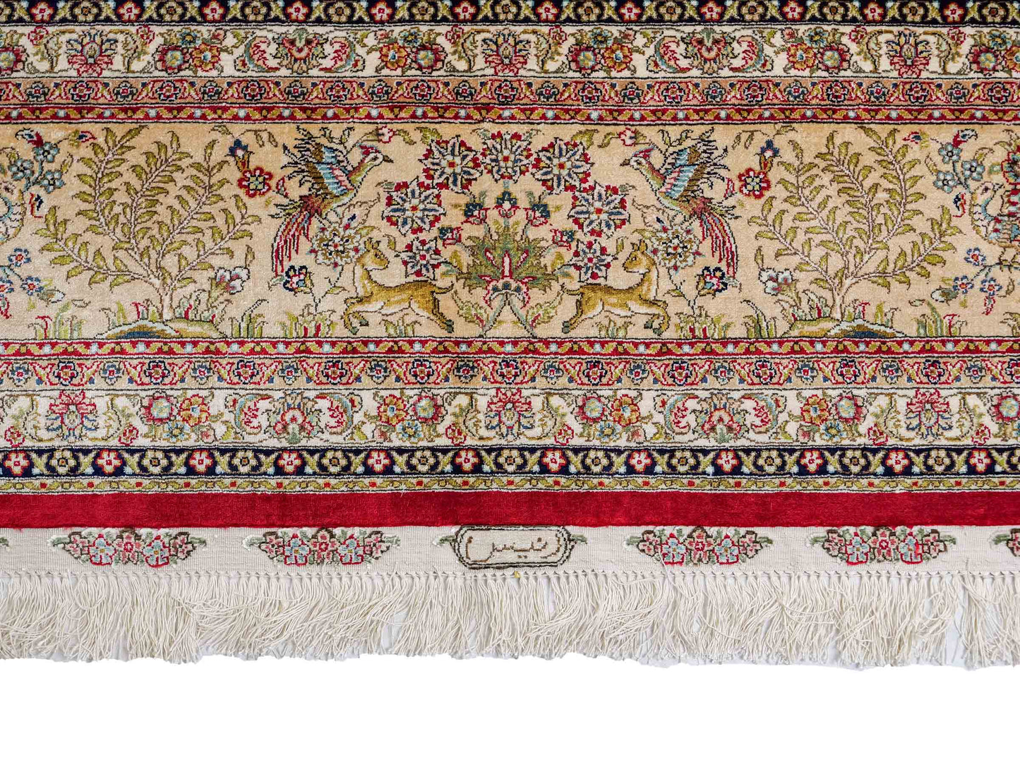 Sehr feiner, handgeknüpfter Khademi Orientteppich mit Ghom Design aus reiner Seide, rot, creme, blau. 308x252 cm. Vertrieb durch Jupiter Intl.