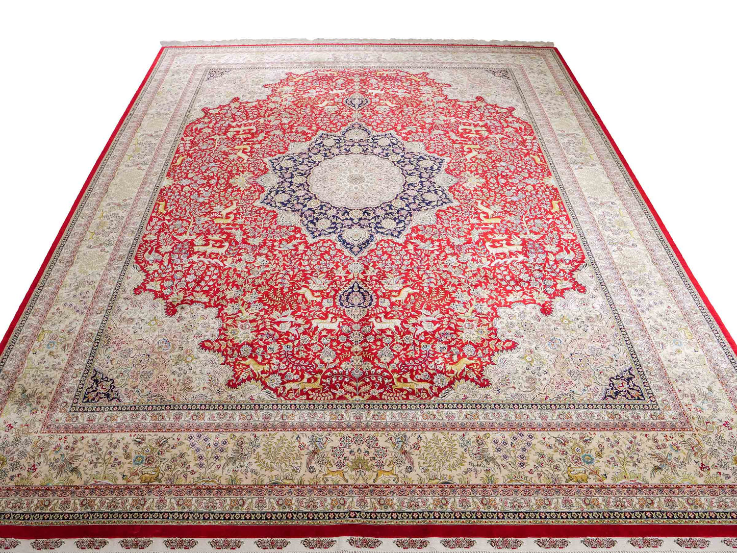 Sehr feiner, handgeknüpfter Khademi Orientteppich mit Ghom Design aus reiner Seide, rot, creme, blau. 308x252 cm. Vertrieb durch Jupiter Intl.
