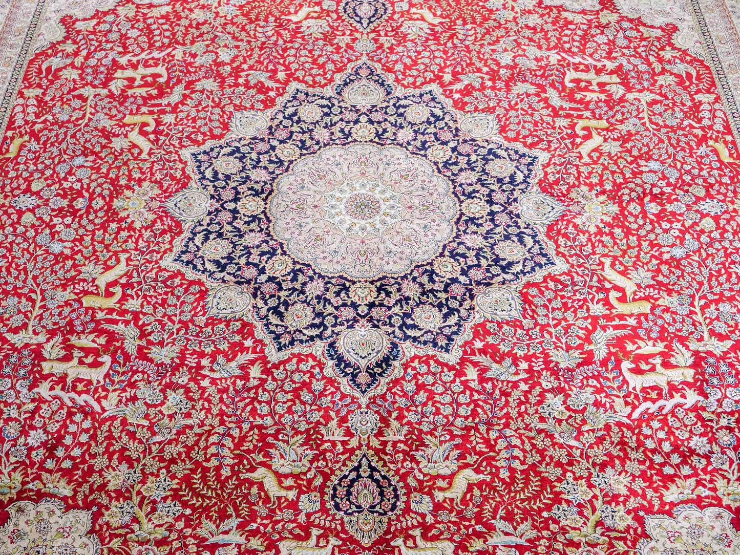 Sehr feiner, handgeknüpfter Khademi Orientteppich mit Ghom Design aus reiner Seide, rot, creme, blau. 308x252 cm. Vertrieb durch Jupiter Intl.