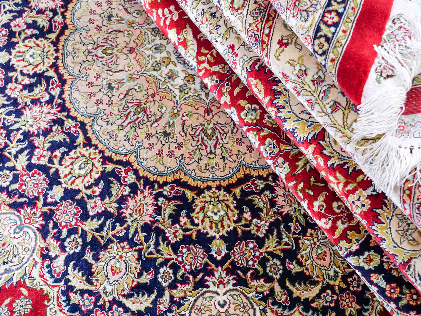 Sehr feiner, handgeknüpfter Khademi Orientteppich mit Ghom Design aus reiner Seide, rot, creme, blau. 308x252 cm. Vertrieb durch Jupiter Intl.